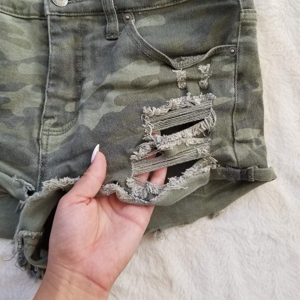 3/$20⭐Mossimo Camo High Rise Distressed Shorts - Picture 3 of 5